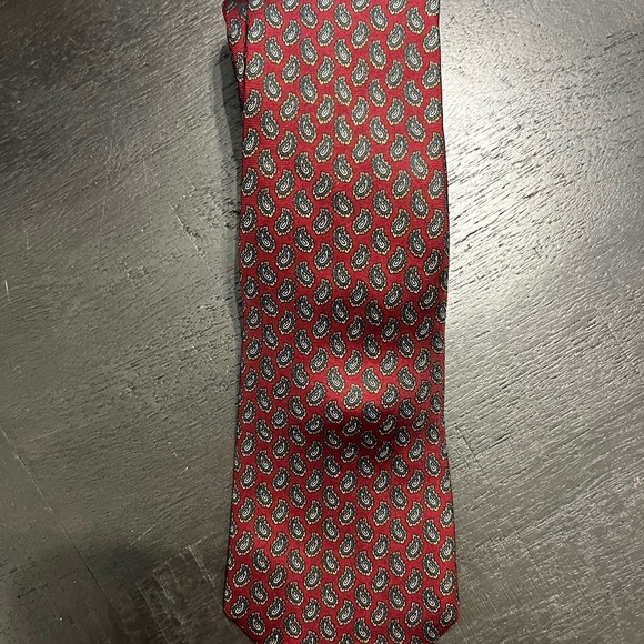 Red Classic Men Patterned Tie Classic Wedding or Business Tie - Picture 2 of 4